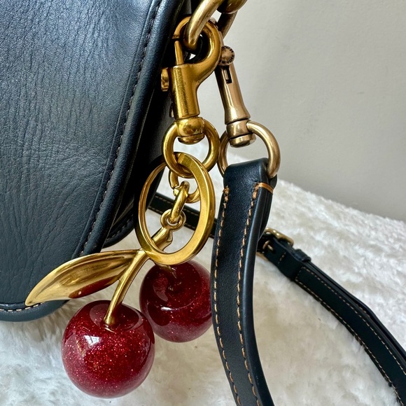 Coach Swinger Bag 20 in black with cherry charm - Picture 2 of 13